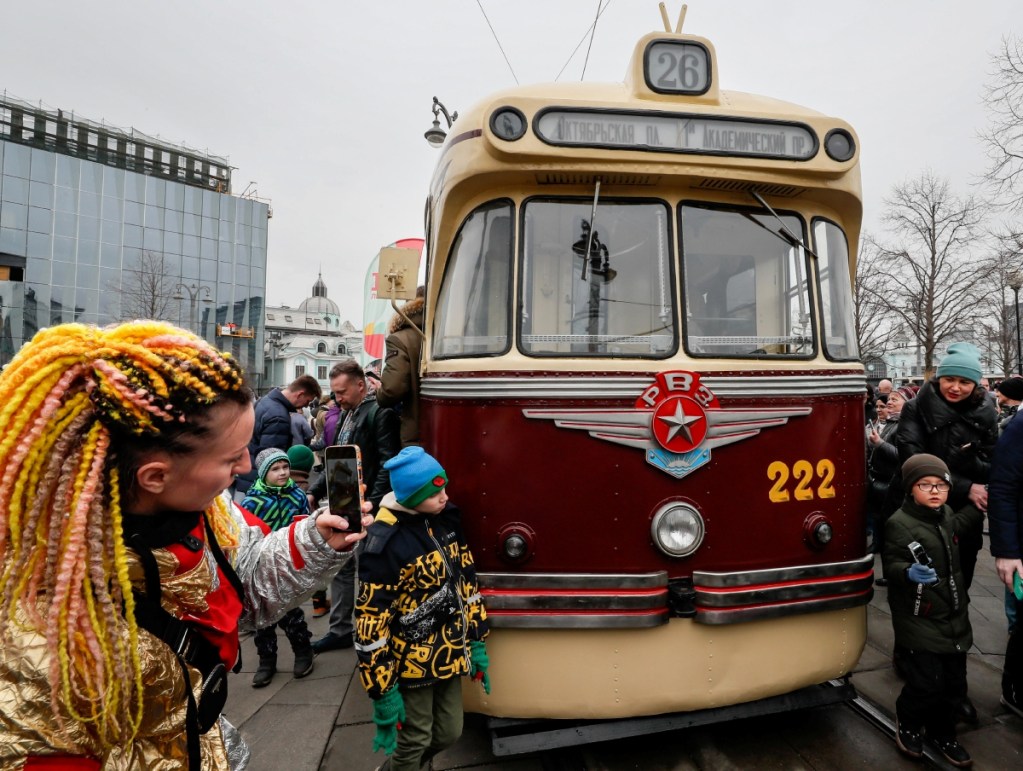 Asistentes observan un tranvía retro histórico RVZ-6 en una plaza cercana a la estación de tren Belorussky, al final del desfile por el 125 aniversario de ese servicio en Moscú