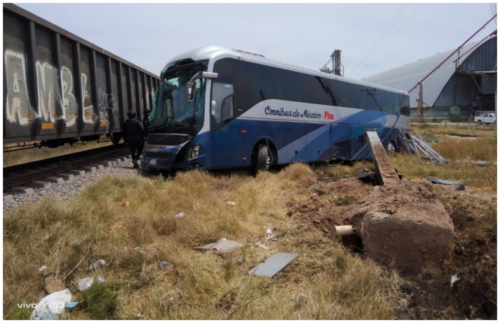 Autobús de pasajeros choca contra tren de carga en Sinaloa después de que el conductor intentó ganarle el paso