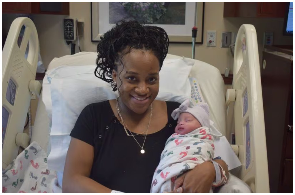 En un hospital de Texas, una familia hispana recibió a su bebé en pleno eclipse total de Sol; la nombran Sol Celeste