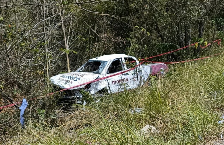 Una camioneta con brigadistas de Morena volcó en carretera de Campeche