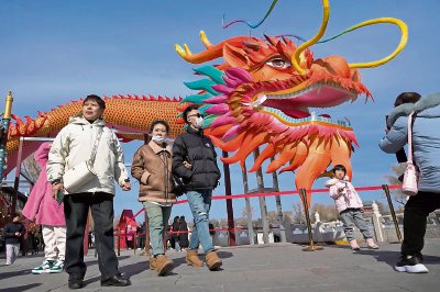 En un cambio de política, algunas ciudades chinas han establecido en parques públicos rincones especiales para que los solteros de la localidad se conozcan, ante la crisis demográfica que atraviesa el país asiático