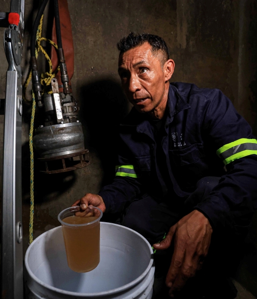 Brigadas del gobierno capitalino dieron inicio a la limpieza de cisternas y tinacos por el problema del agua contaminada