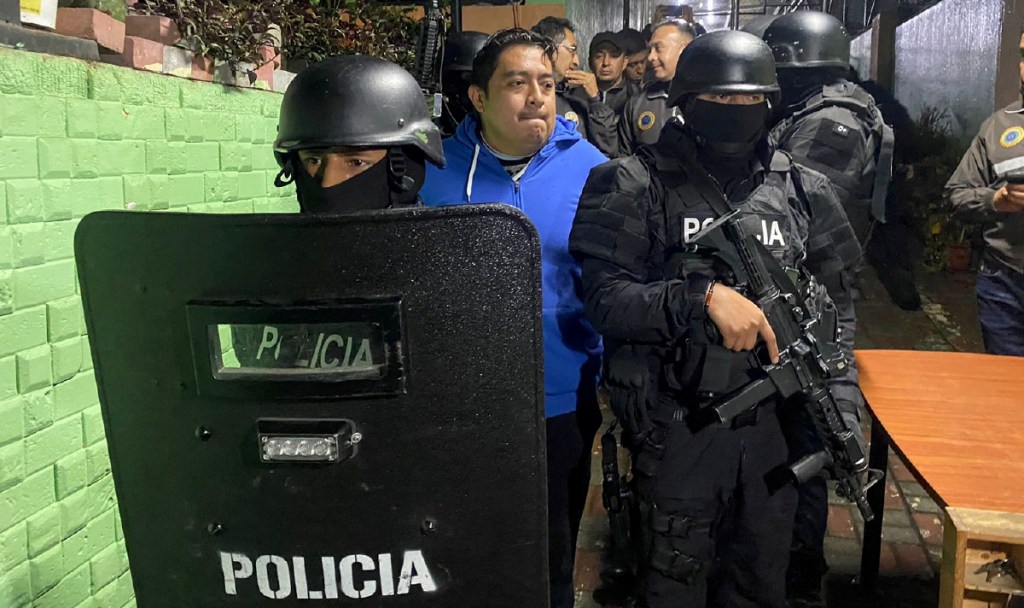 La Policía Ecuatoriana se lleva de una vivienda a uno de los 14 detenidos en las operaciones realizadas ayer contra presuntos jueces corruptos