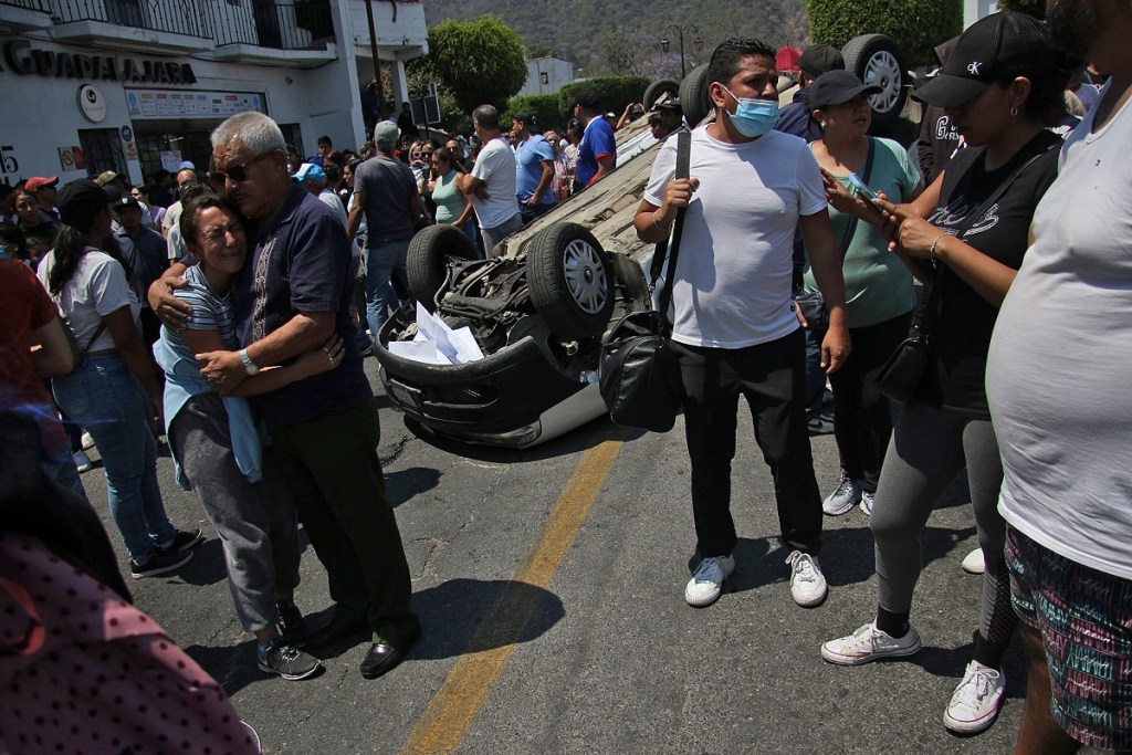 Personas enardecidas por el asesinato de la niña Camila en Taxco, Guerrero, causaron disturbios y golpearon a presuntos responsables, ocasionando la muerte de una mujer (Foto de EFE)