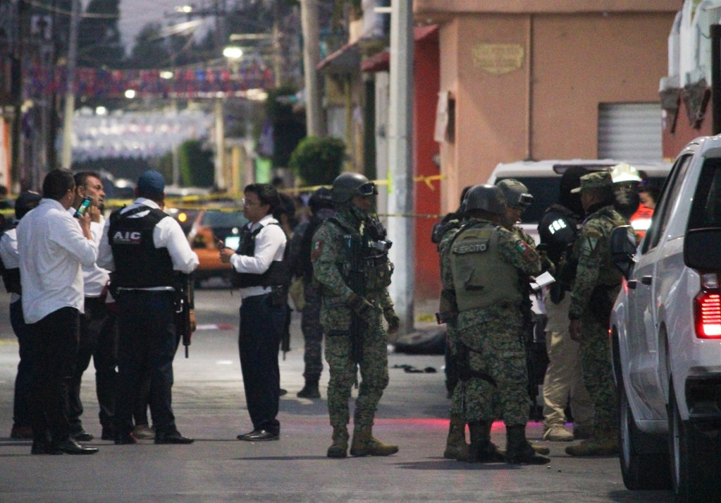 Elementos del Ejército en el lugar donde fue asesinada Bertha Gisela Gaytán Gutiérrez, candidata de Morena a la alcaldía de Celaya (Foto de EFE)