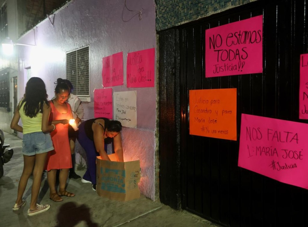 Vecinos y amigos de María José, asesinada por su vecino en Iztacalco, colocaron cartulinas con mensajes de justicia afuera de donde vivía la joven (Foto de El Universal)