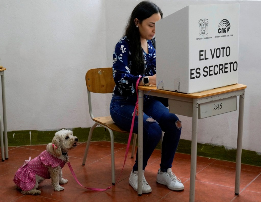 Un votante marca la boleta de un referéndum propuesto por el presidente Noboa para respaldar nuevas medidas de seguridad destinadas a acabar con las bandas criminales que alimentan la violencia en Quito