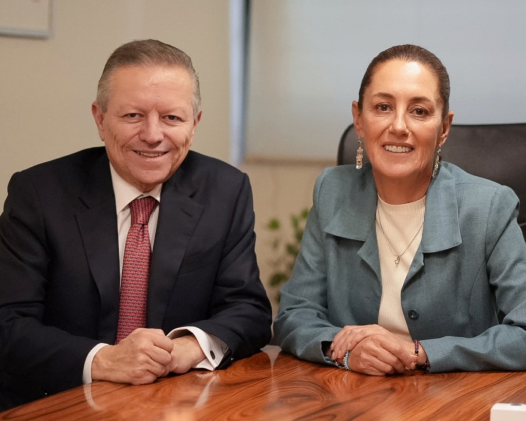 El expresidente de la Corte Arturo Zaldívar y la candidata presidencial morenista Claudia Sheinbaum