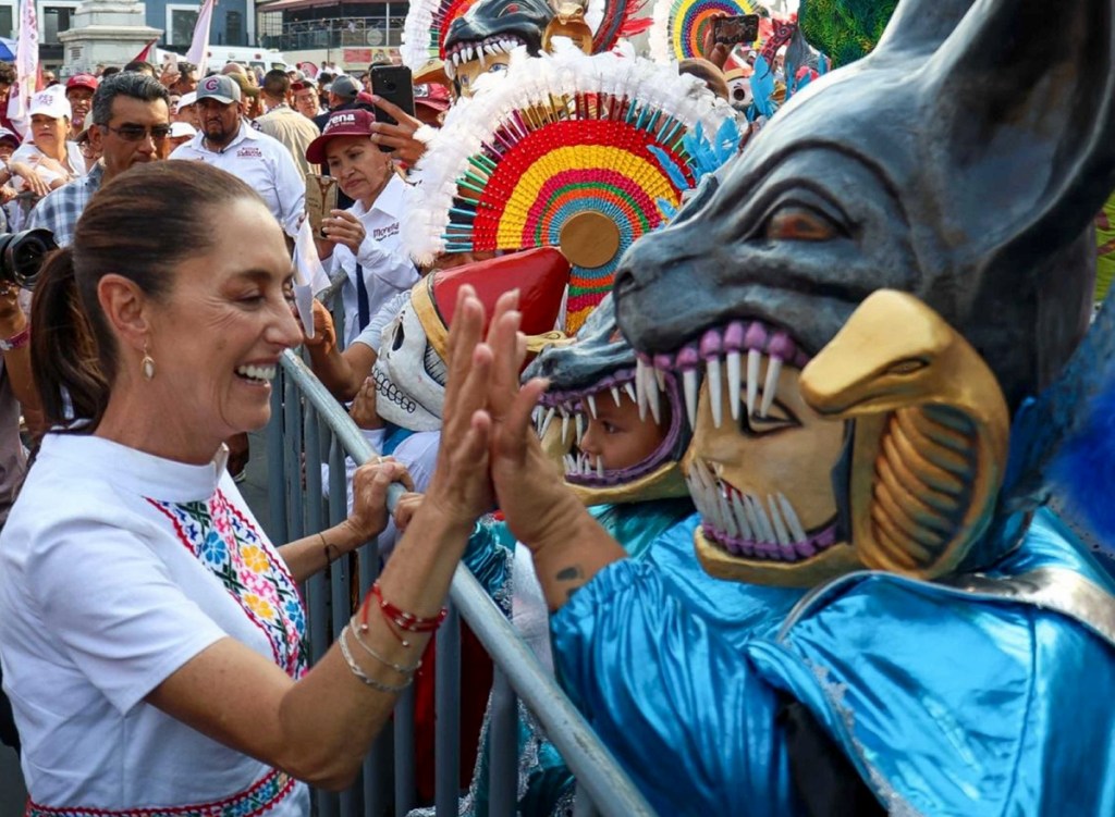 Claudia Sheinbaum, candidata a la presidencia por Morena-PT-PVEM, saluda a simpatizantes, ayer en la Plaza de Armas de Cuernavaca