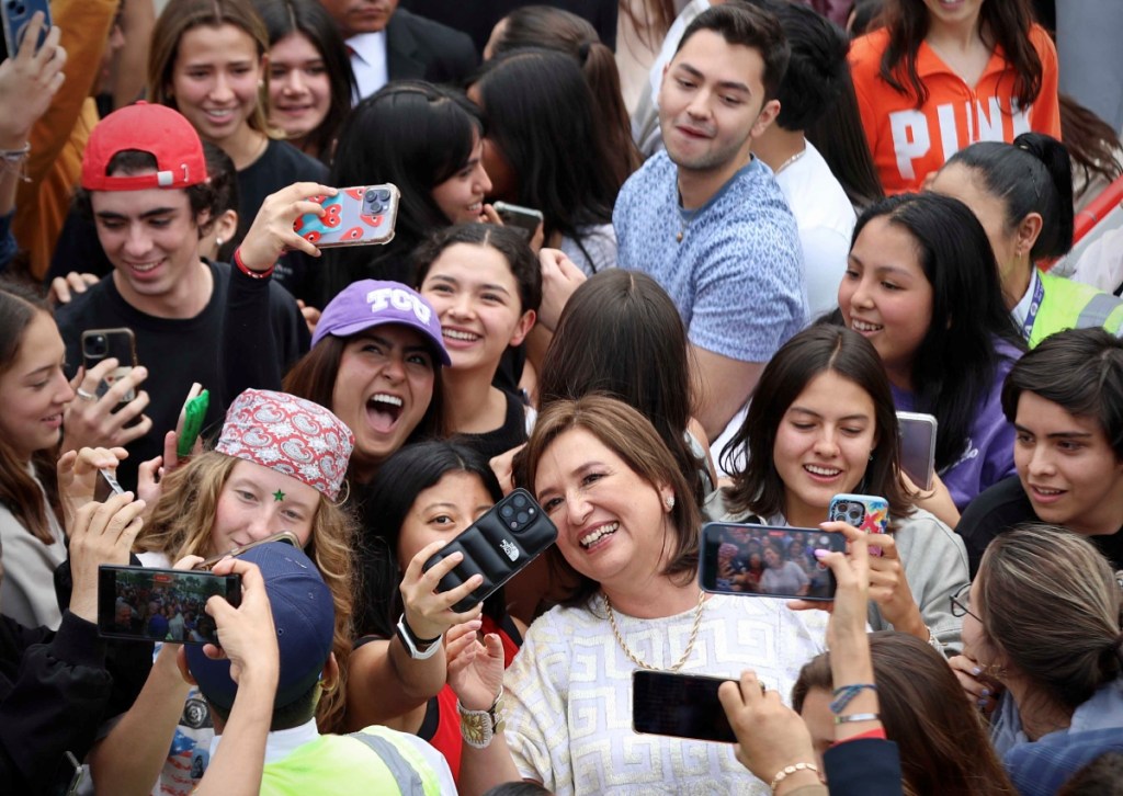 La candidata a la presidencia de México, Xóchitl Gálvez Ruiz, rodeada de jóvenes simpatizantes, durante un evento en el Centro Cultural “Luis Nichizawa”, en Atizapán de Zaragoza, Estado de México, ayer jueves