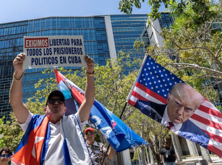 El exilio cubano protesta frente al Edificio de Justicia Federal “James Lawrence King” donde se realizó el juicio