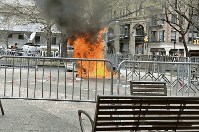 Momento en que el presunto conspiracionista arde después de prenderse fuego frente a un tribunal penal donde juzgan a Donald Trump