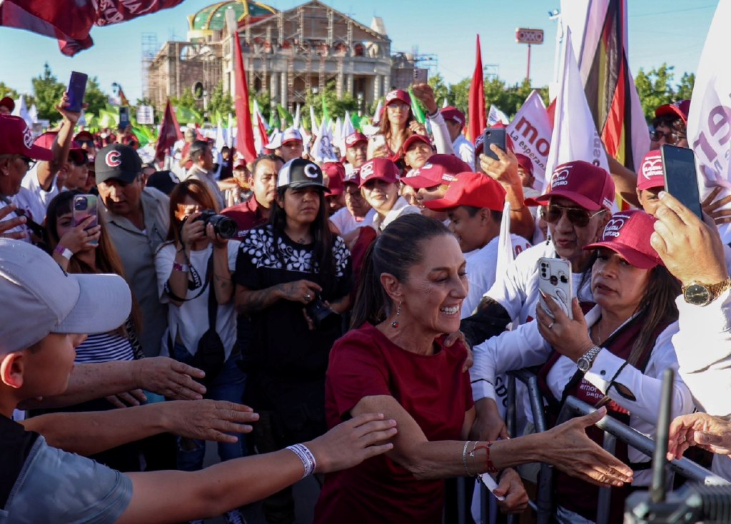 La candidata presidencial Claudia Sheinbaum saluda a sus partidarios en un acto en Aguascalientes