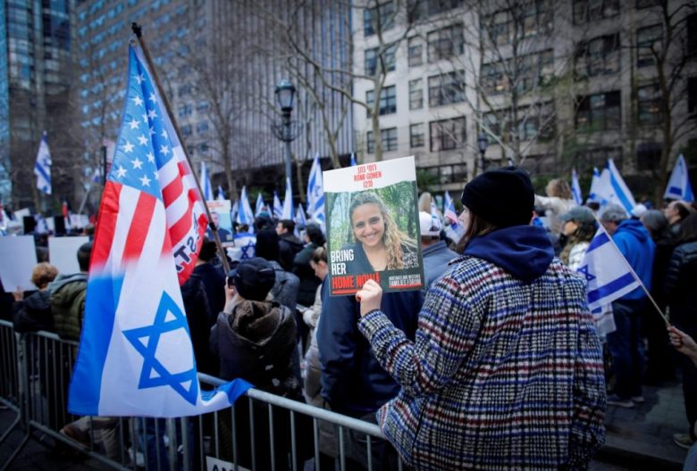 Activistas realizan una manifestación en Nueva York para pedir la liberación de los rehenes en manos de los milicianos de Hamás . A la derecha, los manifestantes también cargan fotografías de las víctimas fatales