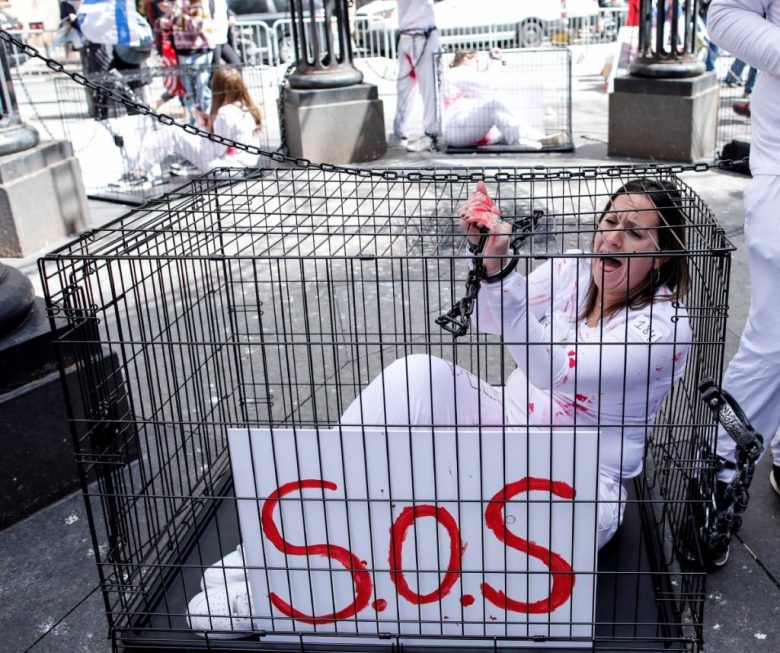 Miembros del Foro de Rehenes y Familias Desaparecidas participan en una manifestación que conmemora los seis meses de los ataques a Israel por parte de Hamás