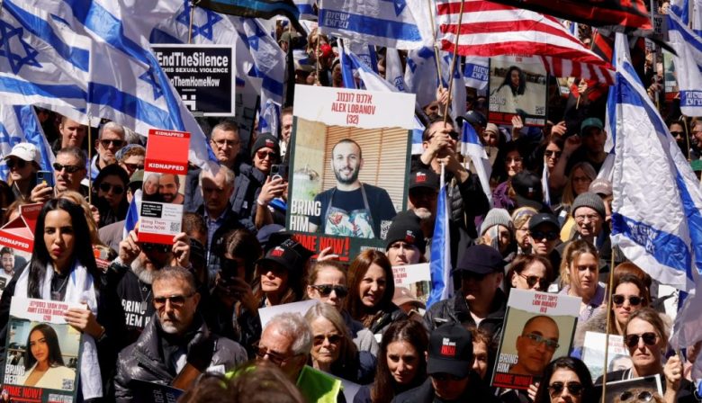 Arriba y a la derecha, manifestaciones en apoyo al pueblo de Gaza. Naciones Unidas y sus socios advierten sobre una “hambruna inminente” para más de un millón de personas en la Franja de Gaza, que es bombardeada por Israel