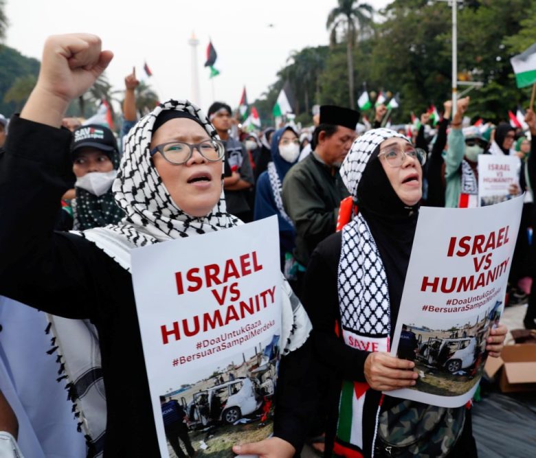 Jakarta (Indonesia), 07/04/2024.- Muslim activists hold placards reading 'Humanity VS Israel' during a rally in solidarity for Palestinians in Jakarta, Indonesia, 07 April 2024. Hundreds of Protesters chanted anti-Israel slogans and urging for a cease-fire in Gaza. More than 33,000 Palestinians and over 1,450 Israelis have been killed, according to the Palestinian Health Ministry and the Israel Defense Forces (IDF), since Hamas militants launched an attack against Israel from the Gaza Strip on 07 October 2023, and the Israeli operations in Gaza and the West Bank which followed it. (Protestas) EFE/EPA/ADI WEDA