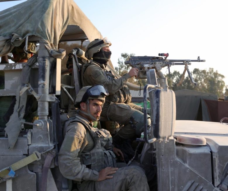 Gaza Border (Israel), 07/04/2024.- Israeli soldiers at a checkpoint along the border with Gaza in southern Israel , 07 April 2024. Israel marks six months since the October 07 attacks, as 134 hostages are currently still being held captive in Gaza, according to the Israeli IDF. More than 33,000 Palestinians and over 1,450 Israelis have been killed, according to the Palestinian Health Ministry and the Israel Defense Forces (IDF), since Hamas militants launched an attack against Israel from the Gaza Strip on 07 October 2023, and the Israeli operations in Gaza and the West Bank which followed it. EFE/EPA/ABIR SULTAN EPA-EFE/ABIR SULTAN