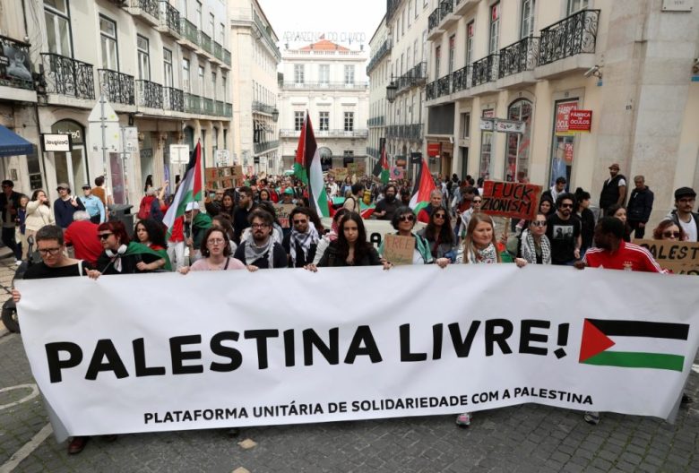 Lisbon (Portugal), 07/04/2024.- Participants attend the 'April for Palestine' demonstration, organized by the Platform for Solidarity with Palestine, on the day that marks six months of the armed conflict in the Gaza Strip, in Lisbon, Portugal, 07 April 2024. More than 33,000 Palestinians and over 1,450 Israelis have been killed, according to the Palestinian Health Ministry and the Israel Defense Forces (IDF), since Hamas militants launched an attack against Israel from the Gaza Strip on 07 October 2023, and the Israeli operations in Gaza and the West Bank which followed it. (Protestas, Lisboa) EFE/EPA/MIGUEL A. LOPES