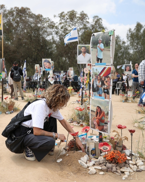 Miembros de la familia visitan el sitio conmemorativo de las víctimas asesinadas durante el festival de música Nova