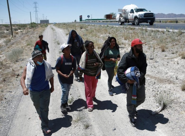 MEX4704. CHIHUAHUA (MÉXICO), 17/04/2024.- Un grupo de migrantes caminan a un costado de la carretera rumbo a la frontera con Estados Unidos, el 16 de abril de 2024, en la ciudad de Chihuahua (México). Mientras México y Estados Unidos afirman que hay una reducción del flujo migratorio en su frontera ante una mayor vigilancia, miles de indocumentados toman cada vez más riesgos en los desiertos del norte mexicano para burlar los crecientes controles de migración. EFE/Luis Torres