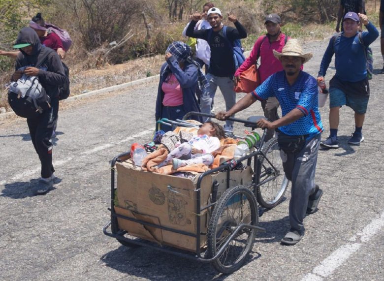 EUM20240416SOC65.JPGJUCHITÁN, Oax. Migrants/Migrantes-Niños.- Martes, 16 de abril de 2024. La migración es la escuela para la sobrevivencia. Caminando se aprende a vivir en medio del hambre y de la sed, sin dormir, bajo el frío o el calor, la recompensa vendrá después, comenta Magda, tras acomodar a su pequeña de año y medio de edad sobre un cartón, en el piso de lo que fue el Centro de Movilidad Migratorio (CMM). Foto: Agencia EL UNIVERSAL/Especial/EMG