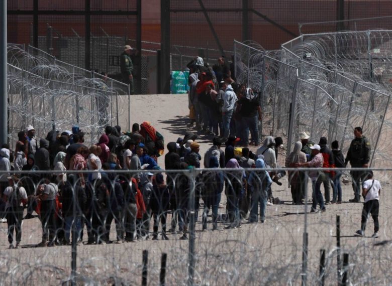 Migrantes buscan ingresar por la puerta número 40 del muro fronterizo de Ciudad Juárez, Chihuahua. A la izquierda, María Laura Chacón participa durante la presentación de un informe de la ONG Médicos Sin Fronteras