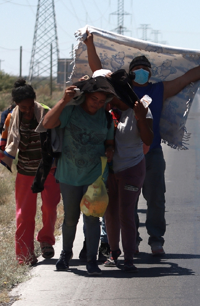 Migrantes caminan a un costado de la carretera rumbo a la frontera con Estados Unidos, cerca de la ciudad de Chihuahua. Miles de indocumentados toman cada vez más riesgos en los desiertos del norte mexicano