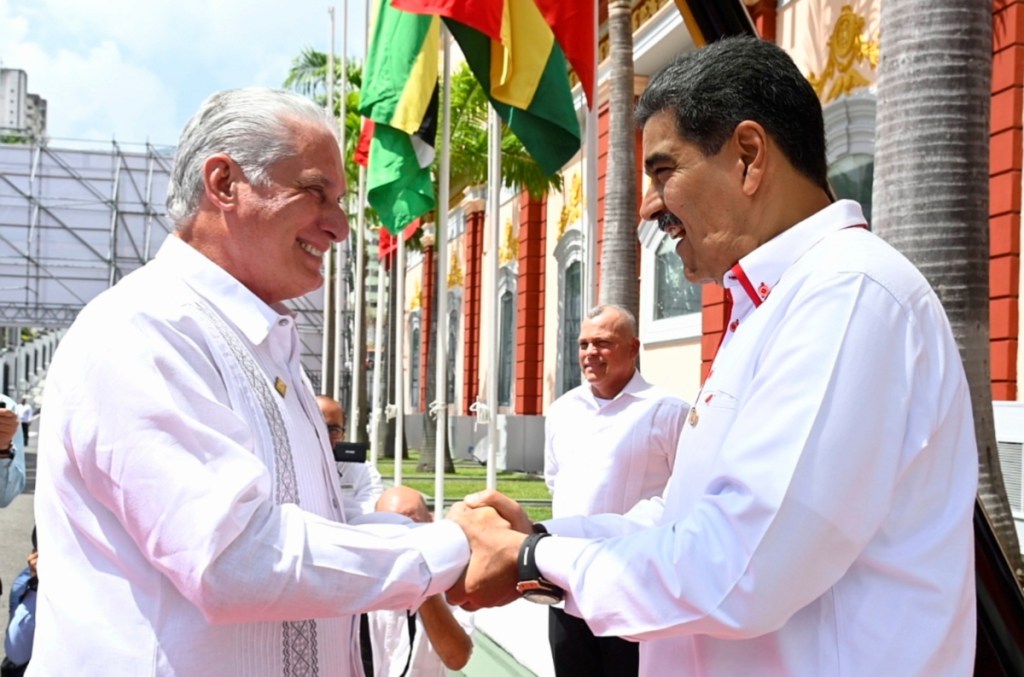 El presidente de Cuba, Miguel Díaz-Canel, al ser recibido por el de Venezuela, Nicolás Maduro, en Caracas