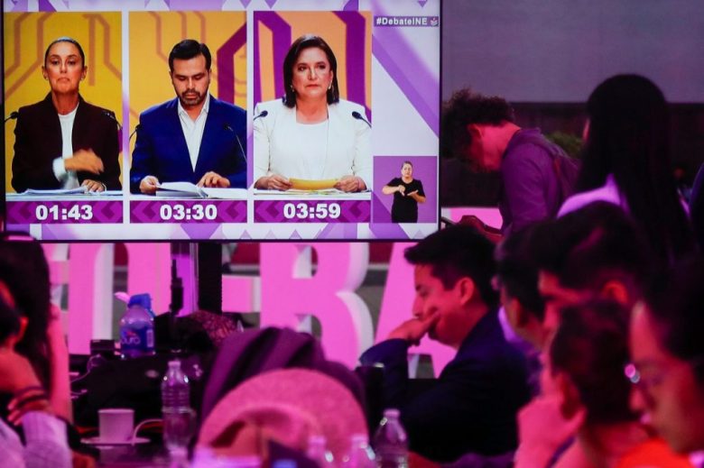 Periodistas observan el inicio del debate entre los candidatos presidenciales Claudia Sheinbaum, Jorge Álvarez Máynez y Xóchitl Gálvez, en la sede del Instituto Nacional Electoral