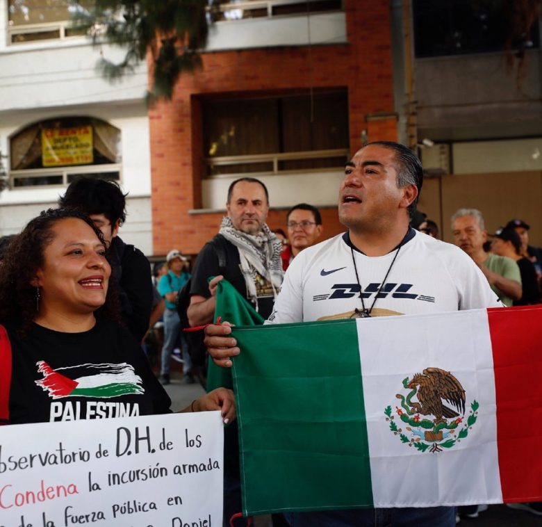 Personas protestan afuera de la Embajada de Ecuador en CDMX, por la irrupción de la policía ecuatoriana en la sede mexicana en ese país