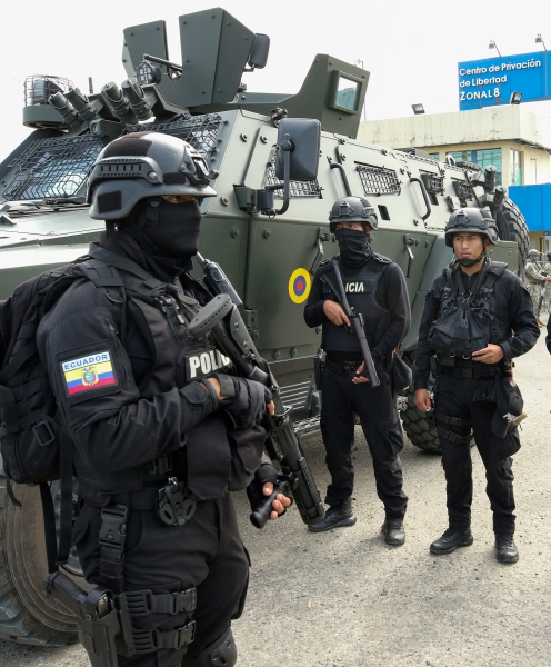 -FOTODELDÍA- QUI01. GUAYAQUIL (ECUADOR), 06/04/2024.- Agentes de policía vigilan el operativo de llegada del exvicepresidente Jorgue Glas a la cárcel La Roca, este sábado en Guayaquil (Ecuador). Jorge Glas, el exvicepresidente de Ecuador durante parte del mandato presidencial de Rafael Correa, fue trasladado este sábado a la cárcel de máxima seguridad La Roca, en Guayaquil, tras haber sido detenido en la noche del viernes dentro de la Embajada de México. EFE/ Jonathan Miranda