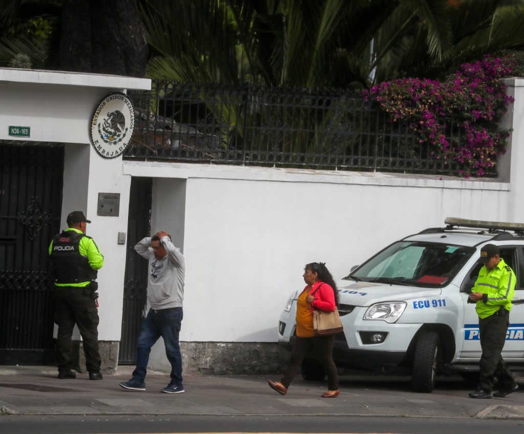 Arriba, un grupo de personas protesta afuera de la Embajada de Ecuador anteayer sábado, en la Ciudad de México. A la izquierda, la entrada a la Embajada de México el pasado sábado en Quito