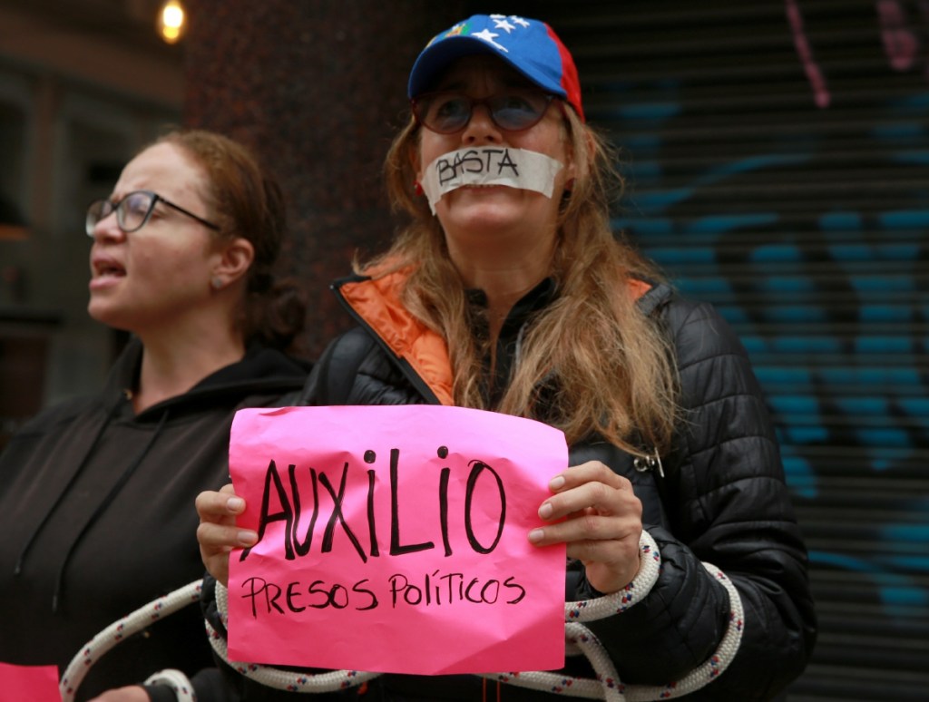 Venezolanos protestan en Motevideo contra los requisitos del Consejo Nacional Electoral de Venezuela para que puedan votar en Uruguay