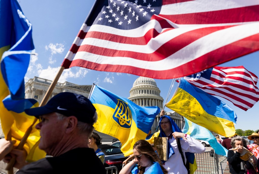 Simpatizantes de Ucrania agitan banderas estadounidenses y ucranianas fuera del Capitolio de los Estados Unidos después de que la Cámara aprobara paquetes de ayuda exterior a Ucrania, así como a Israel y Taiwán