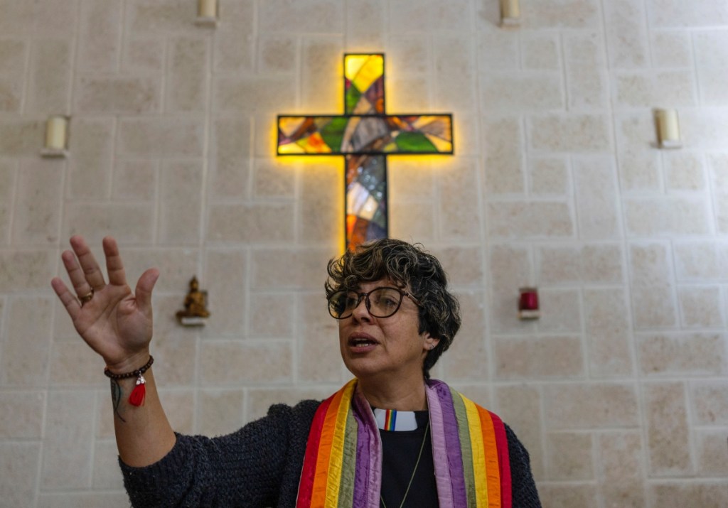 Mariela Castro, directora del Centro Nacional de Educación Sexual de Cuba, saluda en un desfile homosexual en Pinar del Río. A la izquierda, la reverenda Elaine Saralegui, con una estola y su alzacuellos con colores del arcoirís, dirige un servicio en la Iglesia de la Comunidad Metropolitana