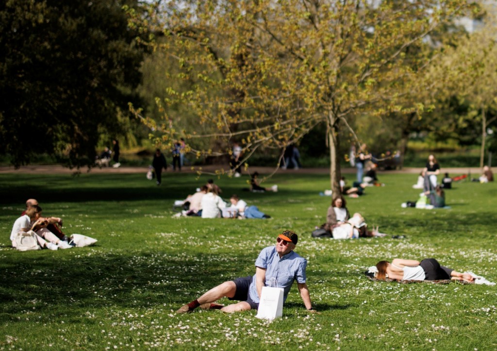 La gente disfruta del clima cálido en un parque de Londres, Reino Unido. Un estudio revela que el continente europeo se calienta a una velocidad casi dos veces más rápida que el promedio global