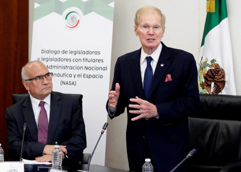 Bill Nelson, administrador de la NASA, junto al director de la Agencia Espacial Mexicana, Salvador Landeros, en el Congreso de CDMX