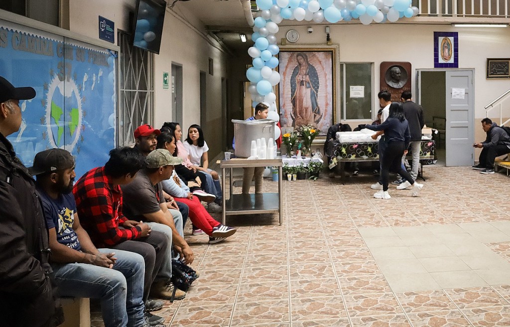 Migrantes centroamericanos en la Casa del Migrante, en Tijuana (Foto de EFE)