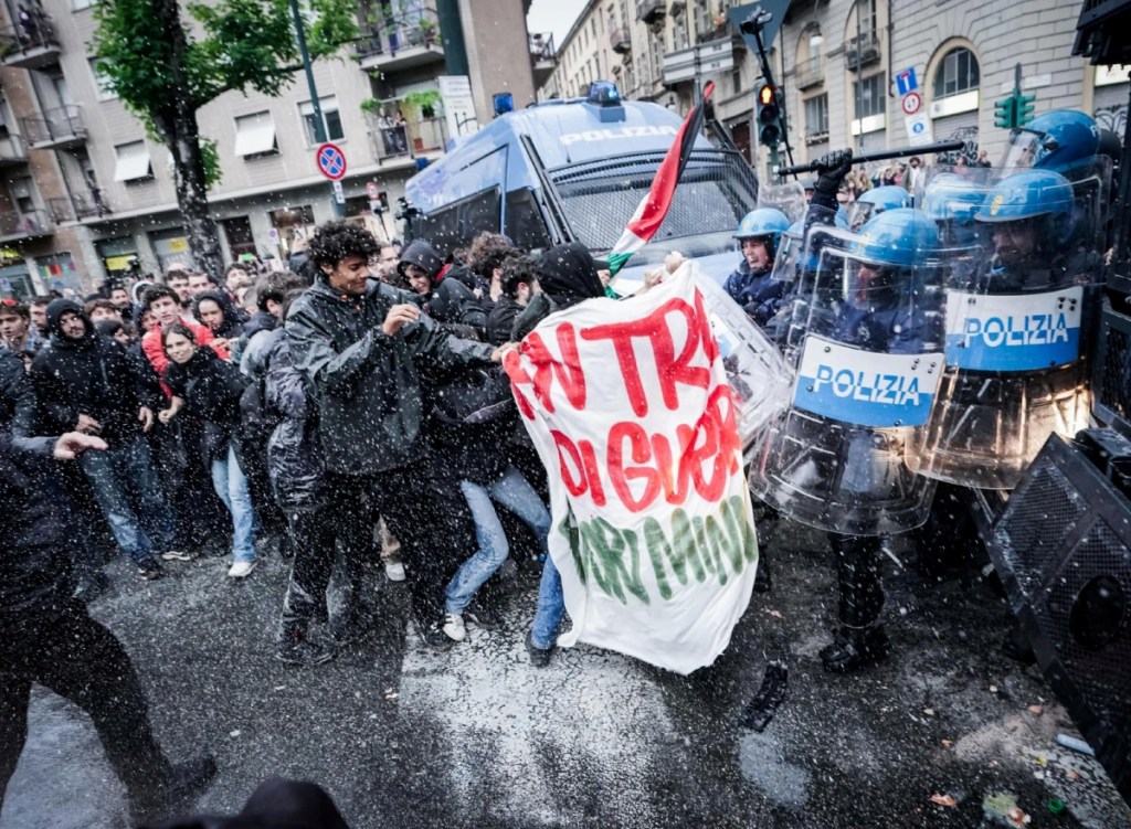 Activistas climáticos chocan con la policía durante una manifestación contra la cumbre del G7 sobre Energía y Medio Ambiente, en Turín. La policía hizo retroceder a los manifestantes cuando intentaban llegar a la Piazza Castello, donde se celebraría la cena para las delegaciones de la cumbre