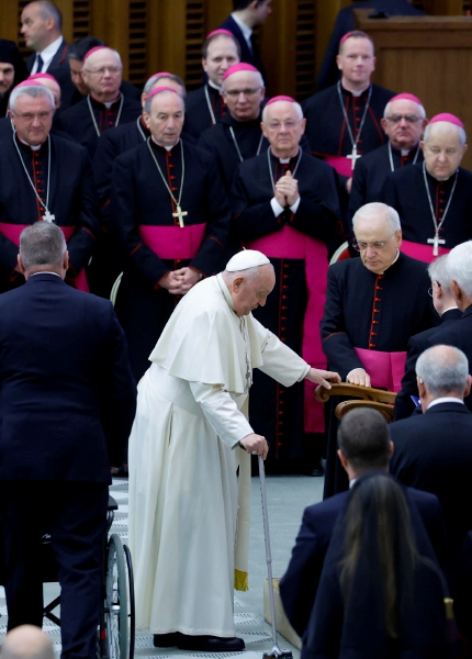El papa Francisco saluda a obispos en una audiencia