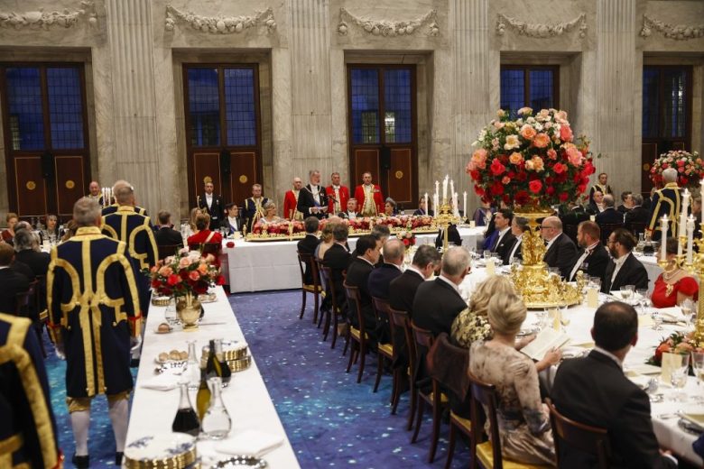 Los reyes de España, Felipe VI y Letizia, junto a los reyes de los Países Bajos, Guillermo Alejandro y Máxima, durante la cena de gala