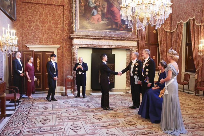 Una dolencia que la reina Letizia sufre en su pie izquierdo, conocida como neuroma de Morton, le obliga a protagonizar una imagen insólita al participar sentada en el saludo previo a la cena de gala ofrecida por los reyes de los Países Bajos en el Palacio Real de Ámsterdam