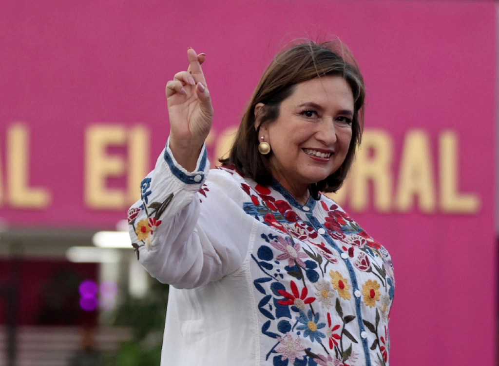 Consejeros del Instituto Nacional Electoral (INE) ofrecieron ayer una conferencia de prensa y mostraron las instalaciones en donde se realizará, esta noche, el primer debate entre los candidatos a la Presidencia de México. A la izquierda, Xóchitl Gálvez, candidata opositora por la coalición Fuerza y Corazón, a su salida del ensayo de ayer