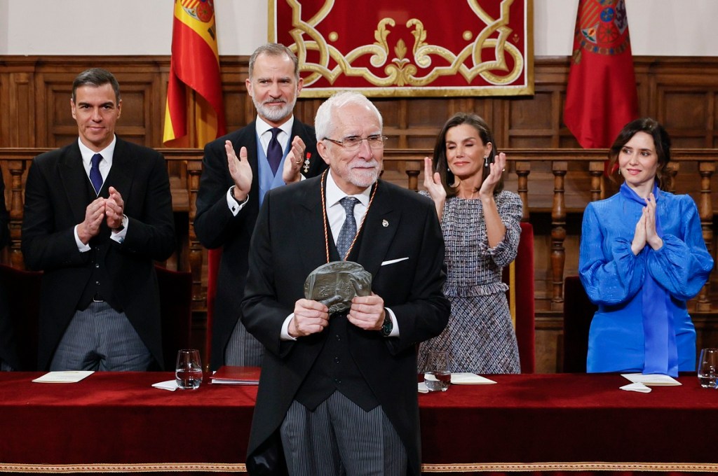 El escritor español Luis Mateo Díez recibió el Premio de Literatura Miguel de Cervantes 2023