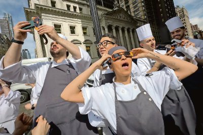 La gente observa el eclipse desde Eagle Pass, Texas. En las imágenes siguientes, Manhatan, Nueva York; las Cataratas del Niágara, y el Sol visto desde Eagle Pass