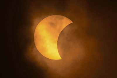 Didier Timothy-Mondesir deja escapar la alegría al observar que la Luna empieza a ocultar el Sol, en el inicio del eclipse visto desde el condado de Prince Edward, Ontario, Canadá. La vista del fenómeno fue acompañado con aplausos, gritos y exclamaciones