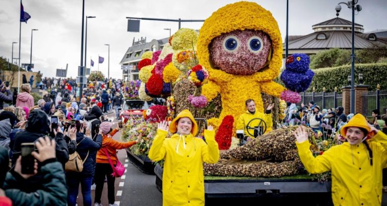 Sobre estas líneas, la carroza llamada “Festival del Elefante”, que obtuvo el primer lugar del florido desfile. A la derecha, otra colorida participación