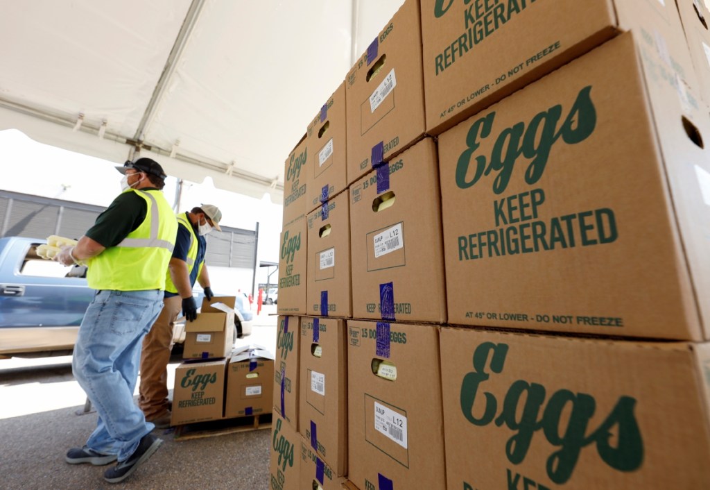 Cajas de huevo de Cal-Maine Foods Inc. a la espera de ser entregadas en la instalación avícola de Misisipi