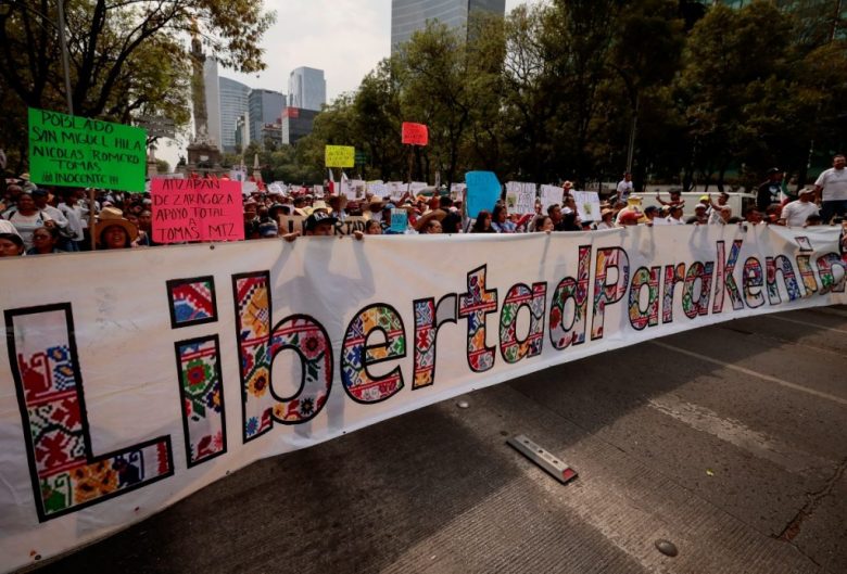 Con una manifestación se conmemoró ayer en Ciudad de México el Día Internacional de las Presas y los Presos Políticos. Organizaciones sociales denunciaron que aún existe persecución política en México